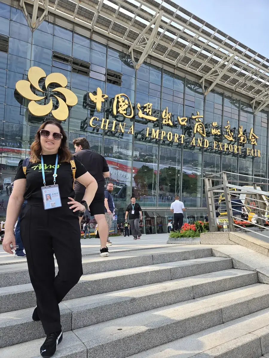 Consultora da AMO Embarque na entrada do complexo da Canton Fair, em Guangzhou, durante a missão de 2025
