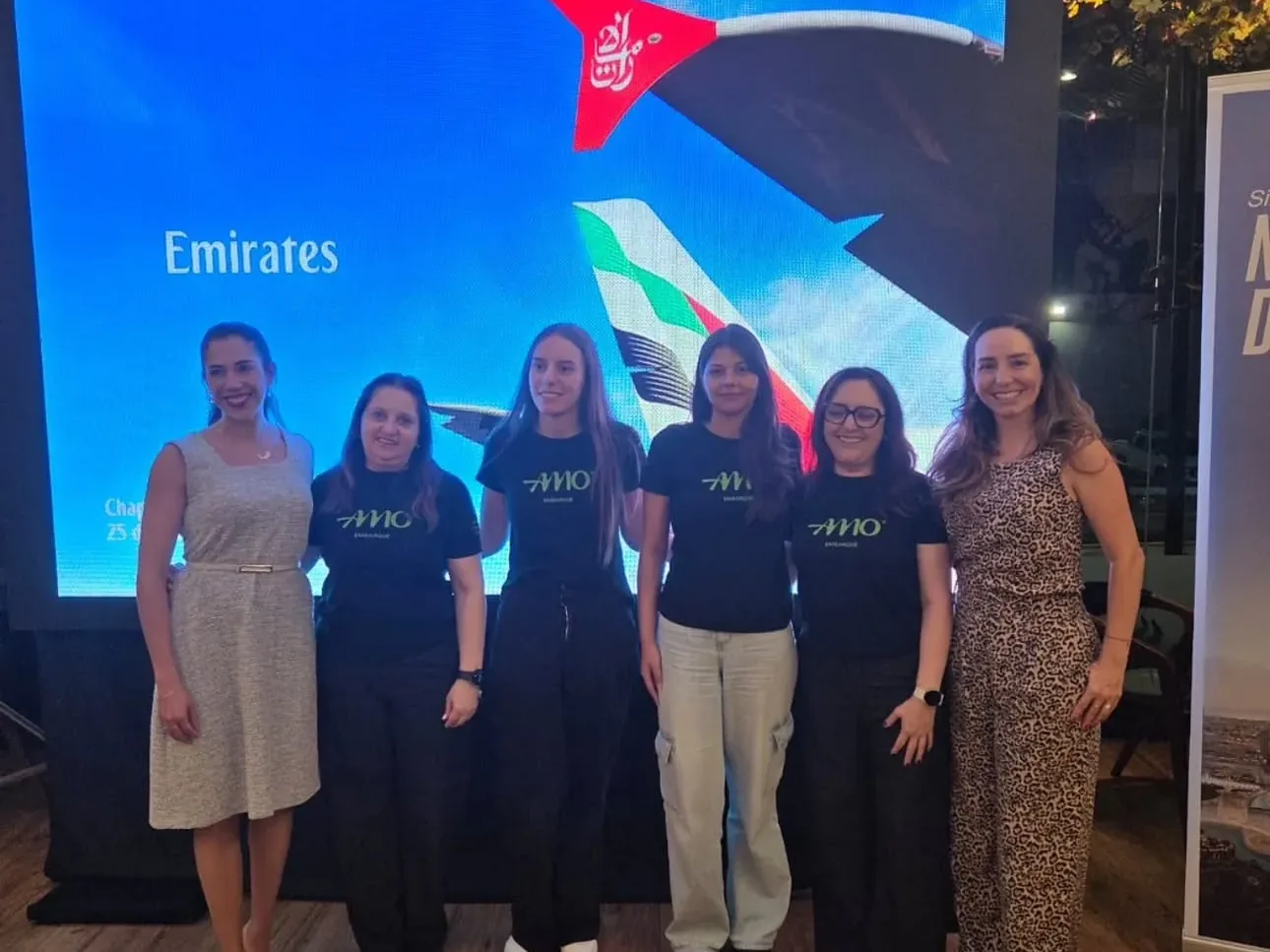 Equipe da AMO Embarque em evento do trade de turismo com a Emirates, em Chapecó