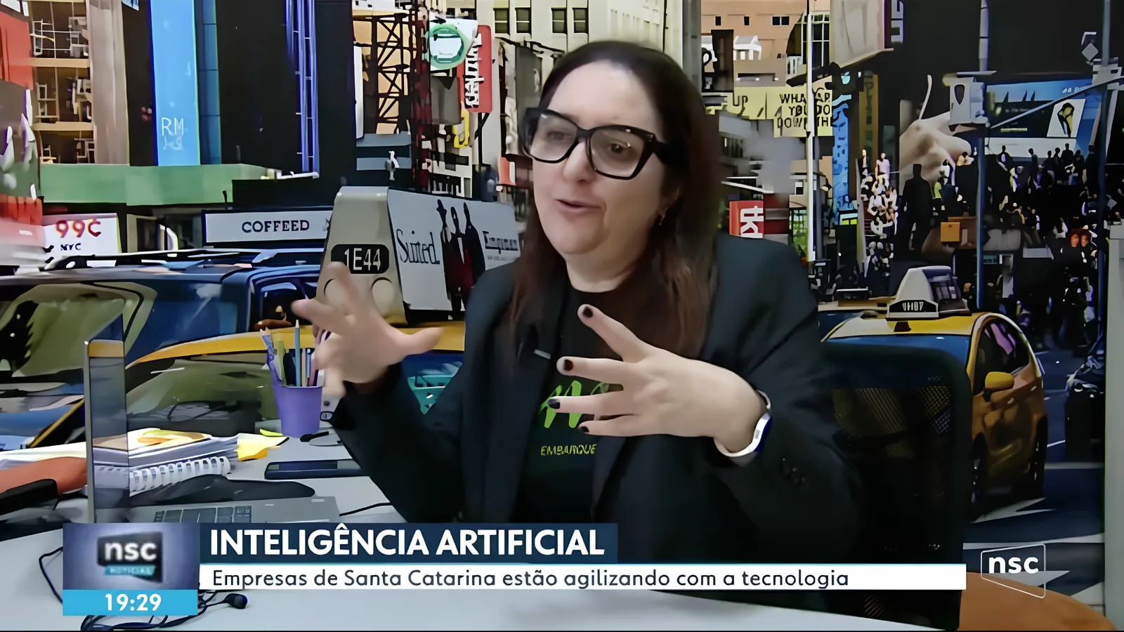 Kadidia Umar, CEO da AMO Embarque, em entrevista à NSC TV sobre o uso de inteligência artificial no atendimento da agência, gravada na loja em Chapecó