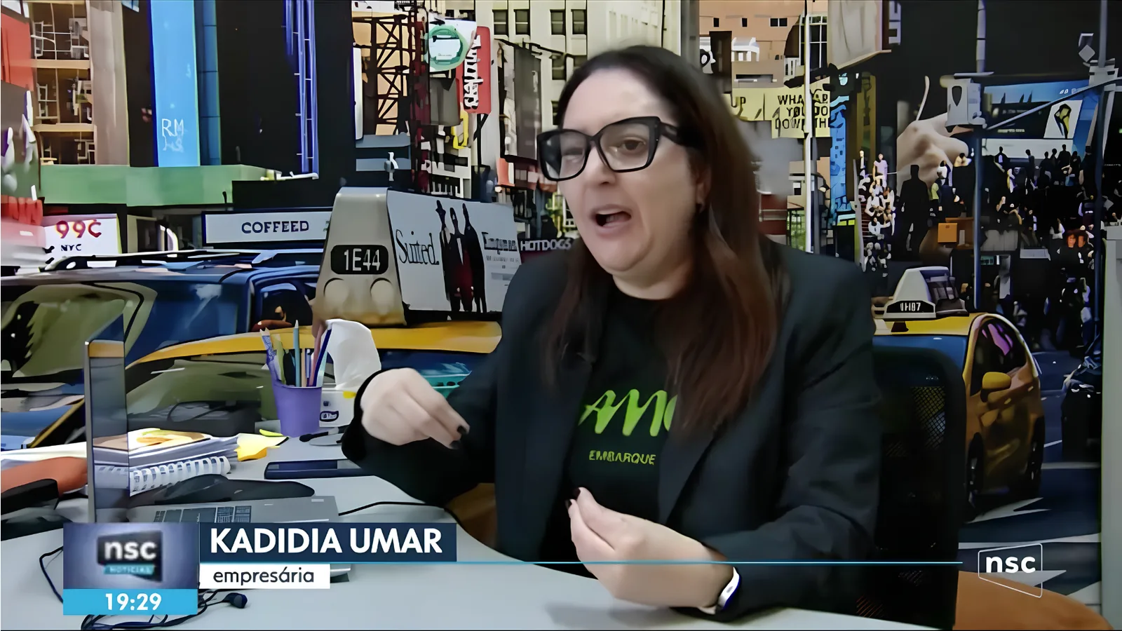 Kadidia Umar, CEO da AMO Embarque, identificada na tela como empresária durante reportagem do NSC Notícias de 14 de julho de 2026