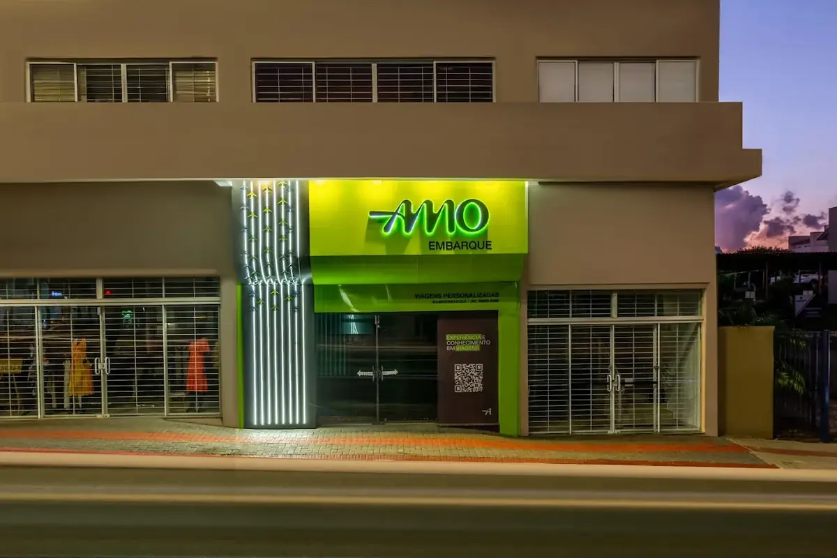 Fachada AMO Embarque agência de viagens Chapecó SC — 15 anos de experiência em missões empresariais