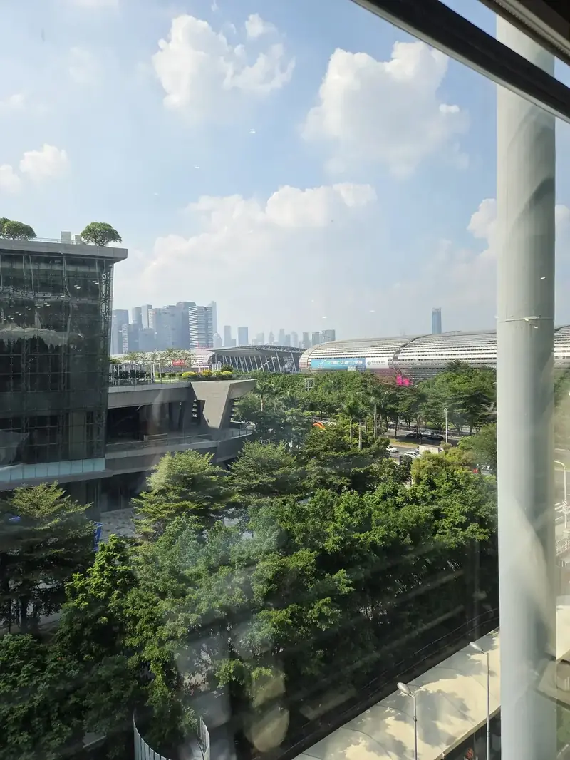 Vista do skyline de Guangzhou pela janela do complexo Pazhou