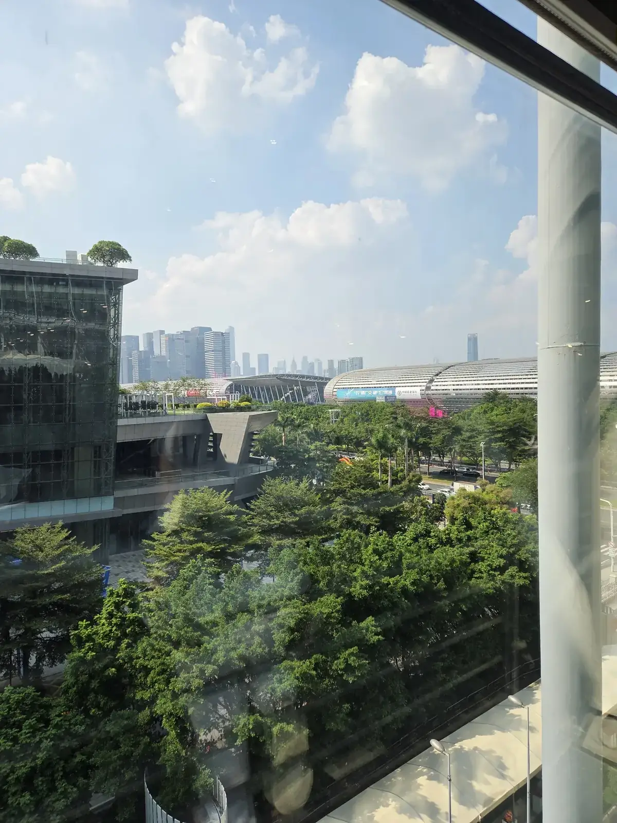 Vista do skyline de Guangzhou pela janela do complexo Pazhou