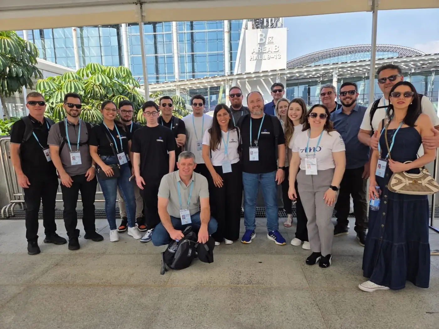 Grupo de empresários brasileiros da missão AMO Embarque dentro da Canton Fair 2025, em Guangzhou