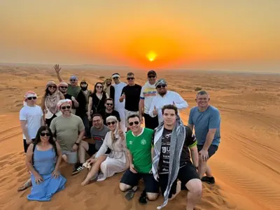 Grupo da missão empresarial da AMO Embarque durante a escala em Dubai, a caminho da Canton Fair 2025