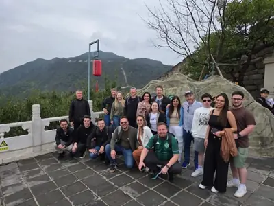 Participantes da missão empresarial da AMO Embarque na Grande Muralha da China, em Pequim, 2025