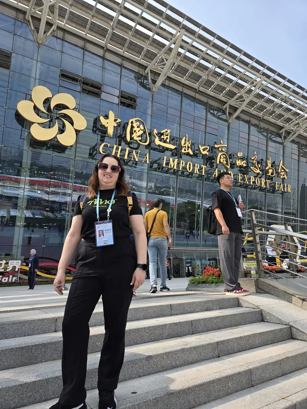 Jamila Umar, da AMO Embarque, na entrada da Canton Fair em Guangzhou