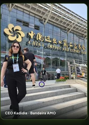 Jamila Umar (sócia AMO Embarque) na entrada da Canton Fair 2025 — China Import and Export Fair