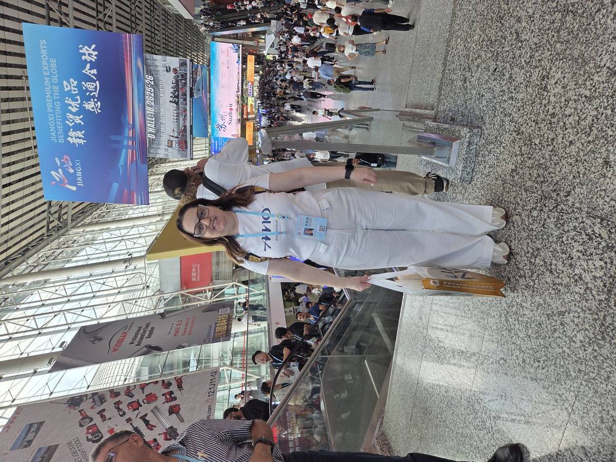 Jamila Umar sócia AMO Embarque dentro da Canton Fair 2025 — hall interior Guangzhou China